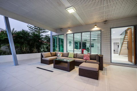 Luxury Tropical Haven Pacific Avenue Sunshine Beach - Nambucca Heads Accommodation 3