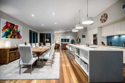 Luxury Tropical Haven Pacific Avenue Sunshine Beach - Nambucca Heads Accommodation 1