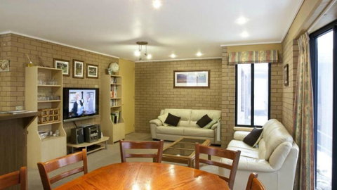 St Trinians 3a - Nambucca Heads Accommodation 5