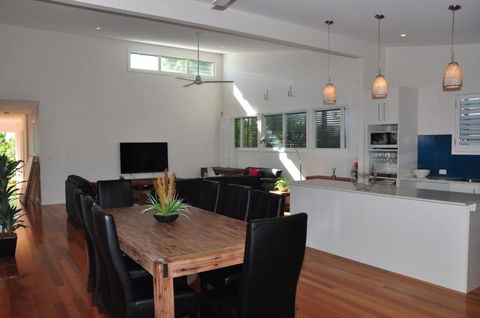 10 Double Island Drive Modern Family Home Centrally Located Swimming Pool & Outdoor Area - Nambucca Heads Accommodation 3