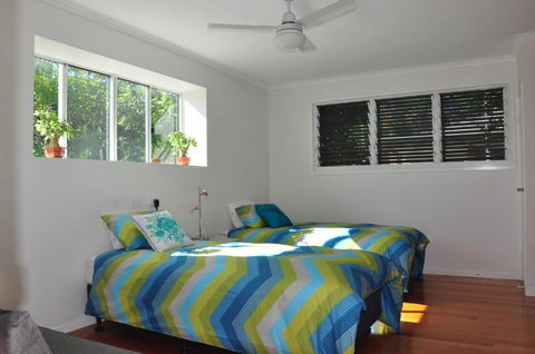 10 Double Island Drive Modern Family Home Centrally Located Swimming Pool & Outdoor Area - Nambucca Heads Accommodation 2