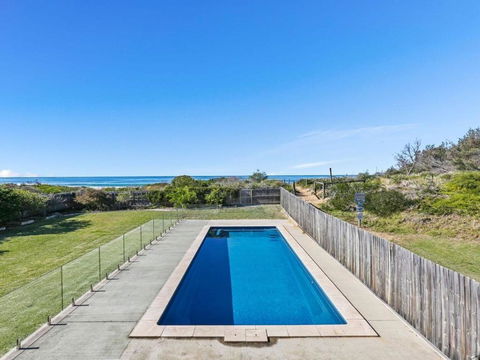 Dayz Dreamin Pool Gas Fireplace & Beachfront - Nambucca Heads Accommodation 4