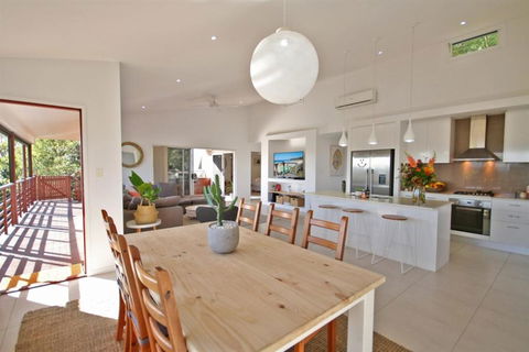STUNNING HOME WITH SPECTACULAR VIEWS & CLOSE TO THE BEACH - Nambucca Heads Accommodation 4