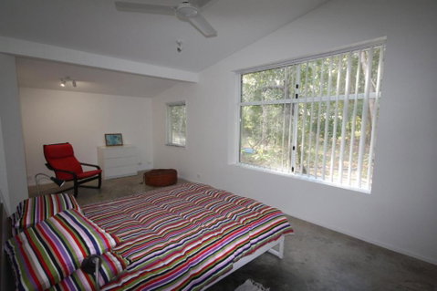 15 Belle Court Modern Architect Designed Open Plan Holiday Home With Outdoor Shower - Nambucca Heads Accommodation 3
