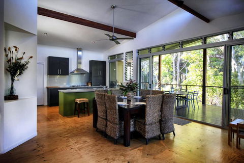 17 Naiad Court Modern Open Plan Family Home With Covered Outdoor Area & Double Lock Up Garage - Nambucca Heads Accommodation 5