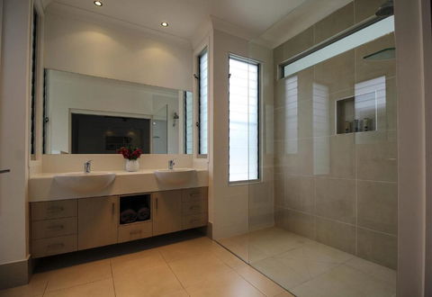 17 Naiad Court Modern Open Plan Family Home With Covered Outdoor Area & Double Lock Up Garage - Nambucca Heads Accommodation 3