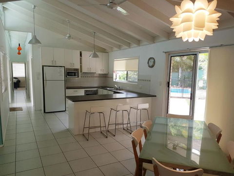 15 Larapinta Court Family Home With Swimming Pool In A Quiet Street & Central Location Close To CBD - Nambucca Heads Accommodation 1