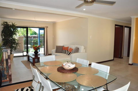 43 Double Island Drive Two Level Holiday Home With Swimming Pool. Located Close To Beach & CBD - Nambucca Heads Accommodation 6