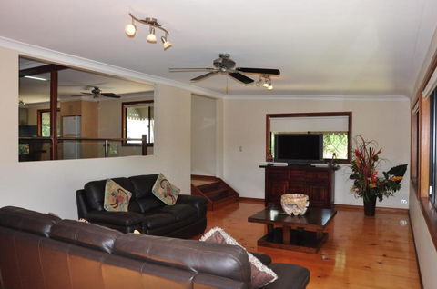 43 Double Island Drive Two Level Holiday Home With Swimming Pool. Located Close To Beach & CBD - Nambucca Heads Accommodation 5