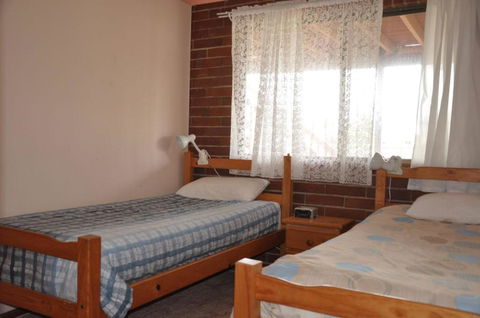 31 Bombala Crescent Two Storey Home With Covered Outdoor Deck Fully Fenced Backyard. Pet Friendly - Nambucca Heads Accommodation 4