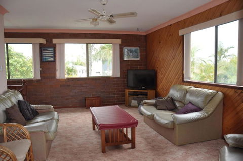 31 Bombala Crescent Two Storey Home With Covered Outdoor Deck Fully Fenced Backyard. Pet Friendly - Nambucca Heads Accommodation 2