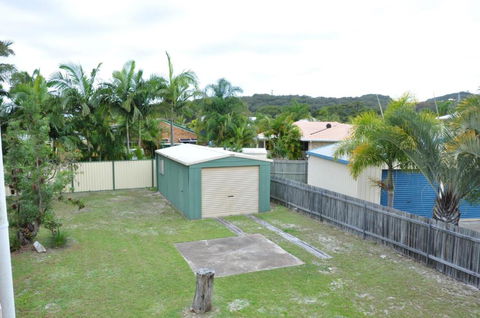 31 Bombala Crescent Two Storey Home With Covered Outdoor Deck Fully Fenced Backyard. Pet Friendly - Nambucca Heads Accommodation 1