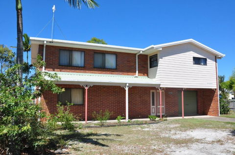 31 Bombala Crescent Two Storey Home With Covered Outdoor Deck Fully Fenced Backyard. Pet Friendly - Nambucca Heads Accommodation 5