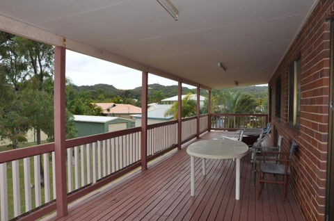 31 Bombala Crescent Two Storey Home With Covered Outdoor Deck Fully Fenced Backyard. Pet Friendly - Nambucca Heads Accommodation 6