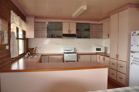 31 Bombala Crescent Two Storey Home With Covered Outdoor Deck Fully Fenced Backyard. Pet Friendly - Nambucca Heads Accommodation 3