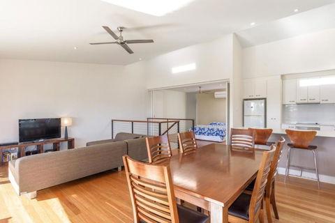 Unit 5 Rainbow Surf Modern Double Storey Townhouse With Large Shared Pool Close To Beach & Shop - Nambucca Heads Accommodation 6