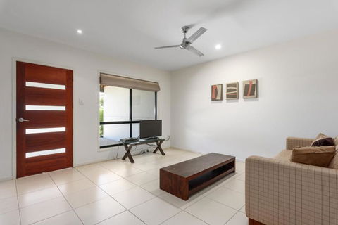 Unit 2 Rainbow Surf Modern Double Storey Townhouse With Large Shared Pool Close To Beach & Shops - Nambucca Heads Accommodation 6
