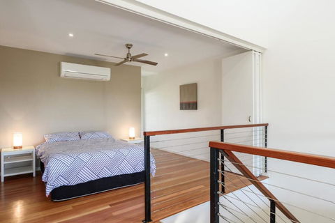 Unit 2 Rainbow Surf Modern Double Storey Townhouse With Large Shared Pool Close To Beach & Shops - Nambucca Heads Accommodation 5