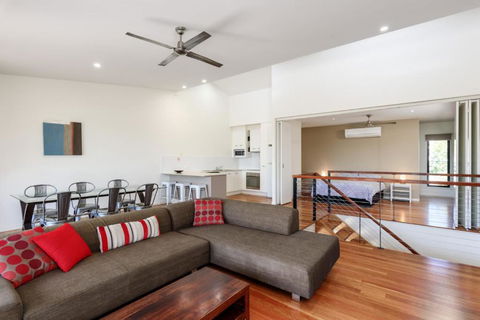 Unit 2 Rainbow Surf Modern Double Storey Townhouse With Large Shared Pool Close To Beach & Shops - Nambucca Heads Accommodation 4