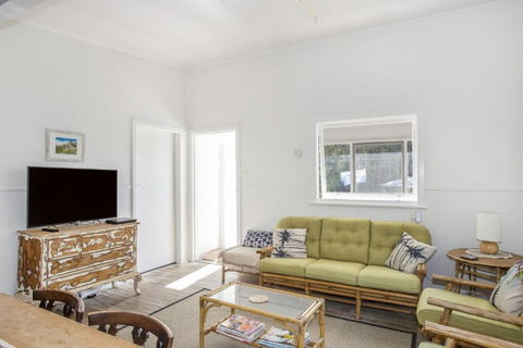 Retro Beach Cottage 681 Murramarang Rd - Nambucca Heads Accommodation 2