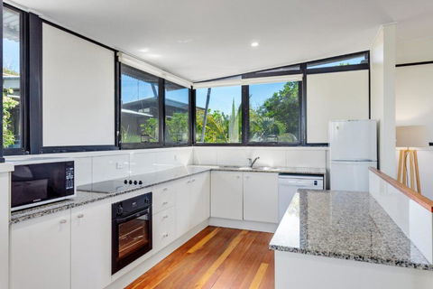Surfside Beach House 17 Rainbow Shores Swimming Pool 2 Minute Walk To Beach Air Conditioning Relax Here - Nambucca Heads Accommodation 6