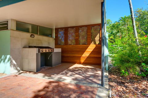 Surfside Beach House 17 Rainbow Shores Swimming Pool 2 Minute Walk To Beach Air Conditioning Relax Here - Nambucca Heads Accommodation 4