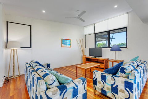 Surfside Beach House 17 Rainbow Shores Swimming Pool 2 Minute Walk To Beach Air Conditioning Relax Here - Nambucca Heads Accommodation 3