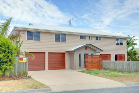29 Cypress Avenue Rainbow Beach Close To The Beach With A Pool - Nambucca Heads Accommodation 5