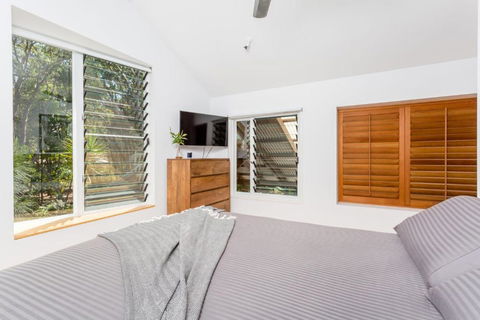 7 Naiad Court Rainbow Shores Perfect Beach House Swimming Pool & Walk To Beach Aircon Wi Fi - Nambucca Heads Accommodation 2