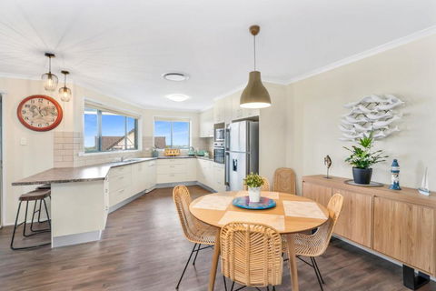 1 33 Tingira Close Rainbow Beach Gorgeous Ocean Views Swimming Pool Air Conditioning - Nambucca Heads Accommodation 4