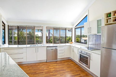 40 Rumbalara Avenue Rainbow Beach Entertain On The Spacious Verandah Overlooking Beautiful Rainbow Beach - Nambucca Heads Accommodation 4