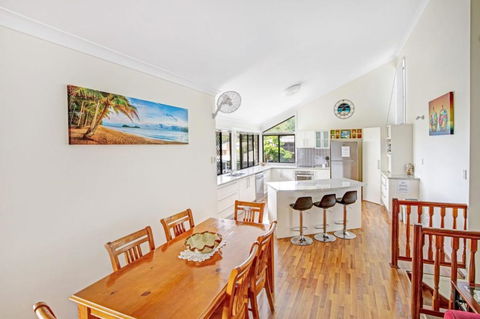 40 Rumbalara Avenue Rainbow Beach Entertain On The Spacious Verandah Overlooking Beautiful Rainbow Beach - Nambucca Heads Accommodation 1