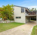 40 Rumbalara Avenue Rainbow Beach Entertain on the spacious verandah overlooking beautiful Rainbow Beach - Nambucca Heads Accommodation