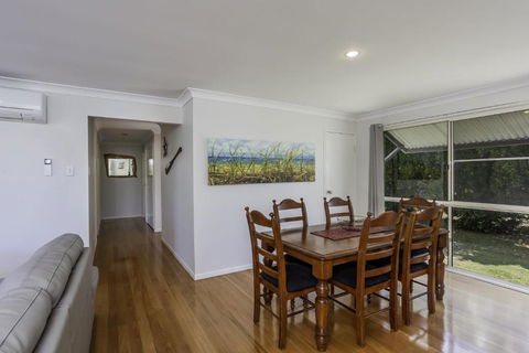 14 Zircon Street Centrally Located Family Home With Covered Deck Close To Patrolled Beach & Shops - Nambucca Heads Accommodation 4