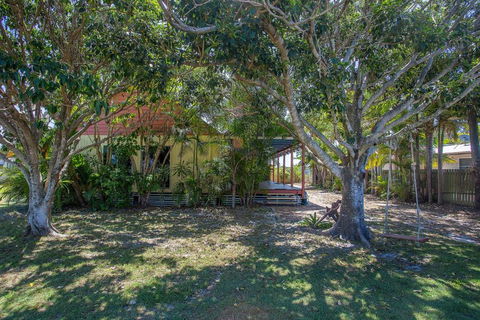 6 Ilmenite Avenue Coastal Beach Shack Within Walking Distance To Patrolled Beach & CBD - Nambucca Heads Accommodation 1