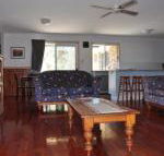 23 Carlo Road Lowset family home within walking distance to the shopping centre. Pet friendly - Nambucca Heads Accommodation