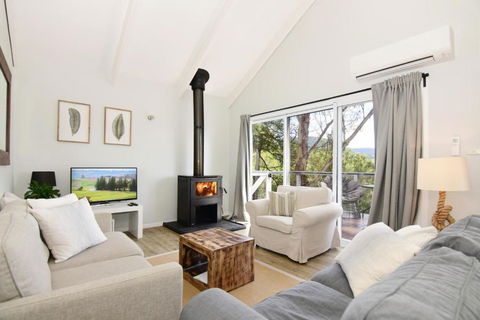 Treetops Newly Renovated In The Village! - Nambucca Heads Accommodation 3