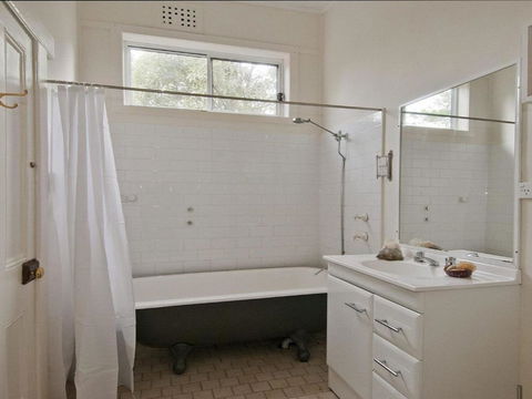 Hollyoak Cottage Delightful Ducks & Doileys! - Nambucca Heads Accommodation 2