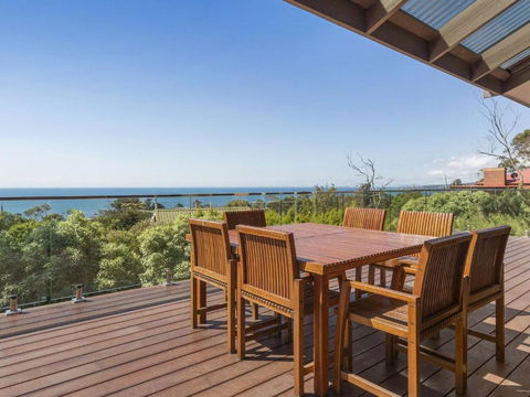 VIEWS At MCCRAE..... - Nambucca Heads Accommodation 5