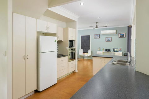 6 Ibis Court Modern Tropical Family Home With Inground Swimming Pool & Outdoor Entertaining Area - Nambucca Heads Accommodation 3