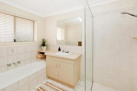 Hook Wine & Sinker Hervey Bay - Nambucca Heads Accommodation 6