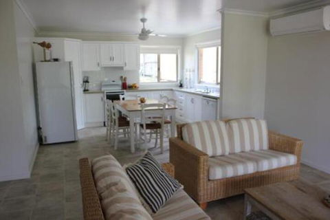2 51 Carlo Road Rainbow Beach Pets Welcome Air Conditioning Walk To The Shops - Nambucca Heads Accommodation 0