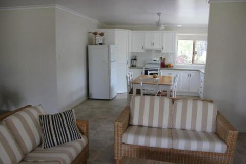 2 51 Carlo Road Rainbow Beach Pets Welcome Air Conditioning Walk To The Shops - Nambucca Heads Accommodation 2