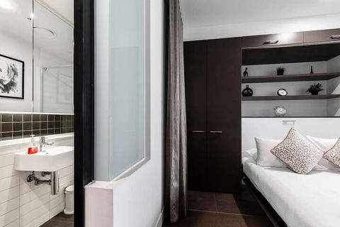 Modern Studio In Heart Of Lively Chapel Street - Nambucca Heads Accommodation 3