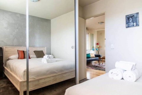 Charming 1 Bedroom Apartment In Vibrant South Yarra - Nambucca Heads Accommodation 5