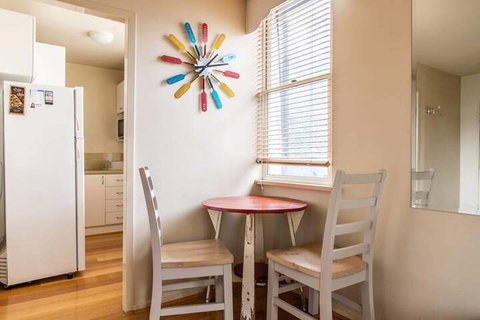 Charming 1 Bedroom Apartment In Vibrant South Yarra - Nambucca Heads Accommodation 7