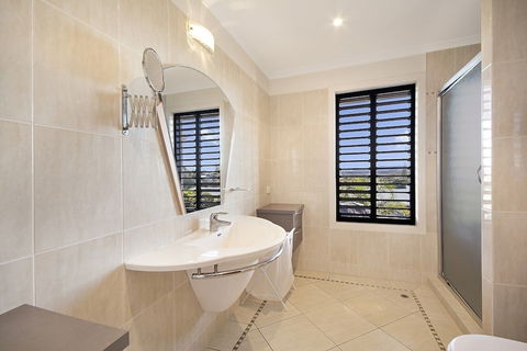 Minutes Walk To Peregian Beach & Surf! Unit 1 / 28 Pelican Street - Nambucca Heads Accommodation 3