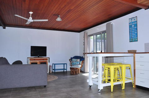 12 Zircon Street Renovated Beach Shack With The Perfect Blend Of Comfort & Coastal Cool - Nambucca Heads Accommodation 1
