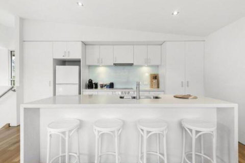 SURF CENTRAL Wifi Double Garage & Smack Bang In The Middle Of Town - Nambucca Heads Accommodation 2