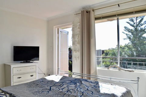 Bright & Airy TOP Floor Apartment With FAB Views - Nambucca Heads Accommodation 4